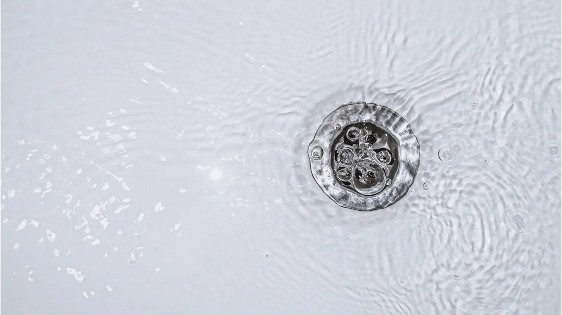Gerenigter Abfluss in dem Wasser schnell abläuft