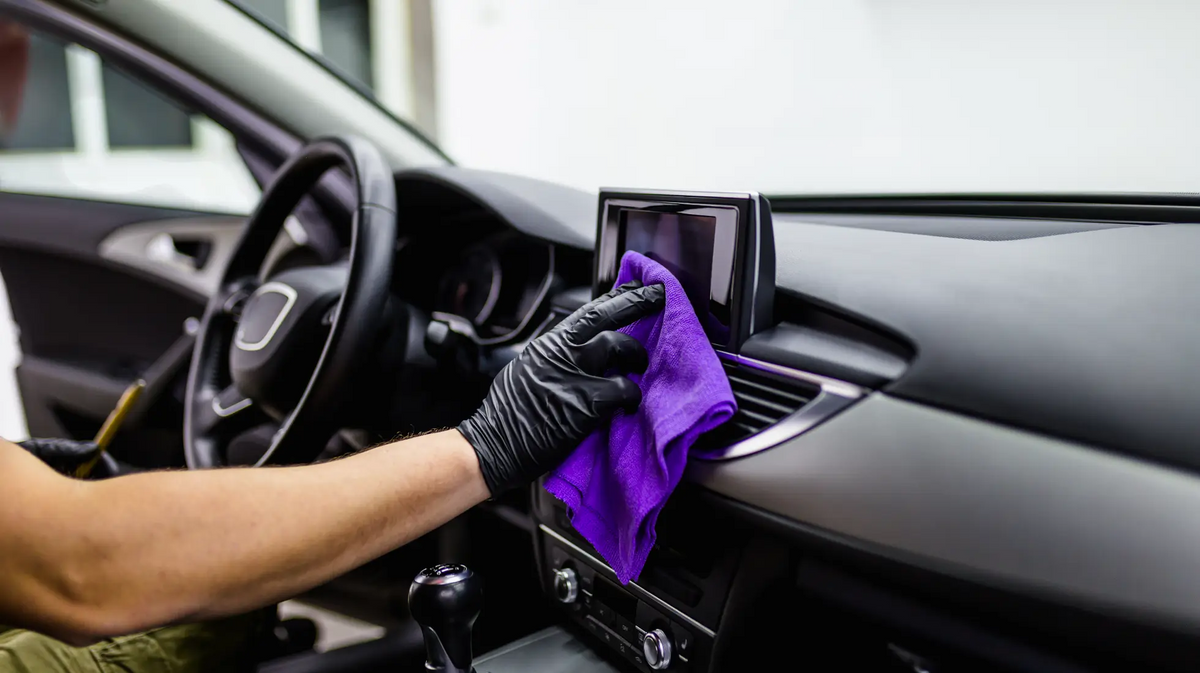 Autoreinigung Innen im Frühling – So wird dein Auto wieder frisch! – Clendo
