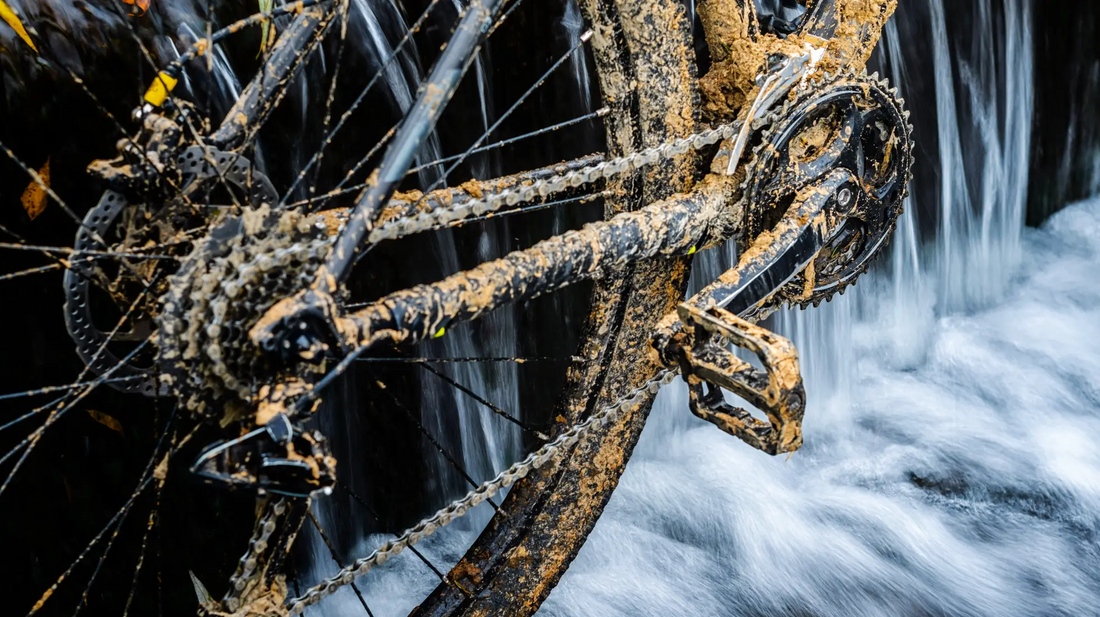 Schmutziges Fahrrad welches gerade gereinigt wird mit einem Fahrradreiniger