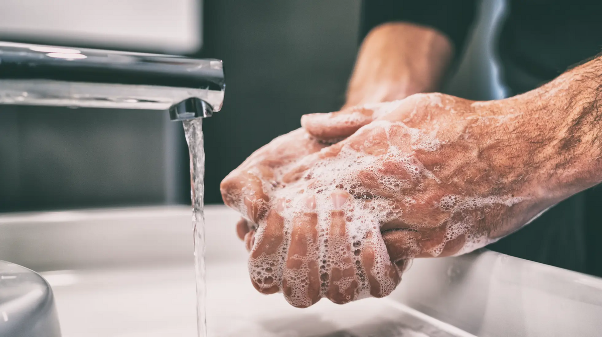 Handreinigung unter fließendem Wasser mit einem Handreiniger
