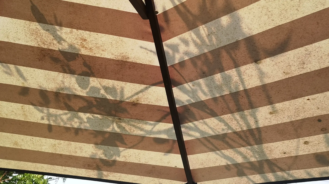 Verschmutzte Markiese mit Streifen