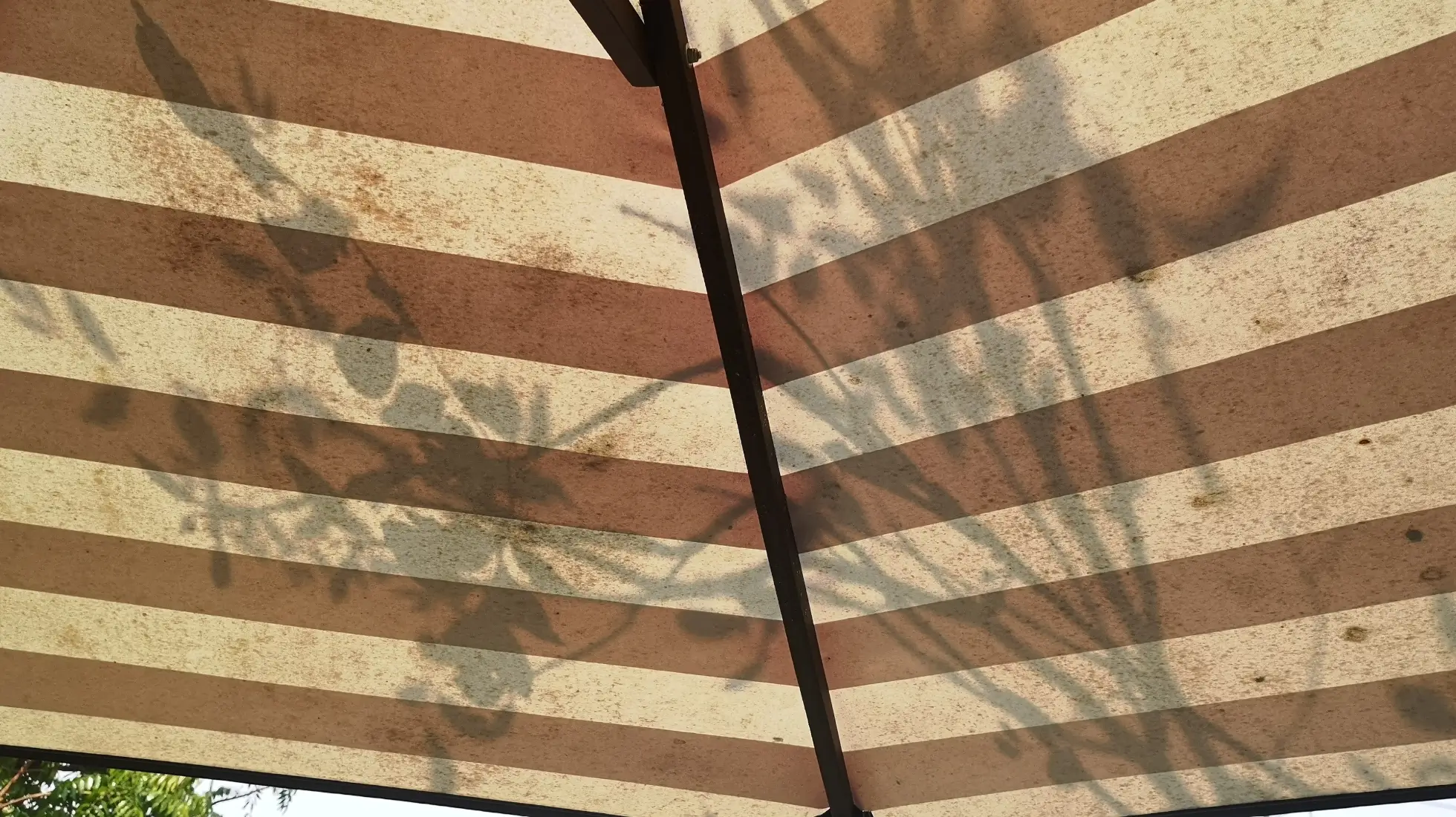 Verschmutzte Markiese mit Streifen