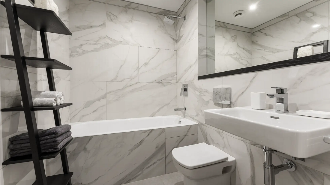 Badezimmer aus Marmor sauber