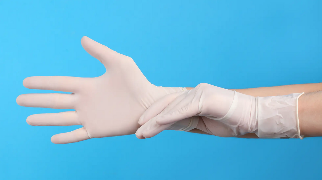 Einweghanschuhe vor einem blauen Hintergrund