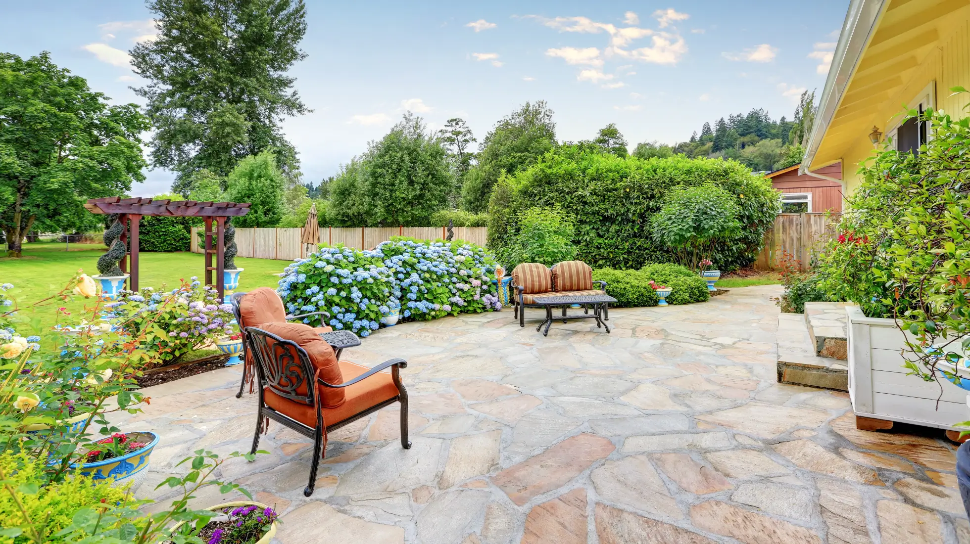 Gereinigte Terrasse mit Naturstein nach einer Terrassenreinigung