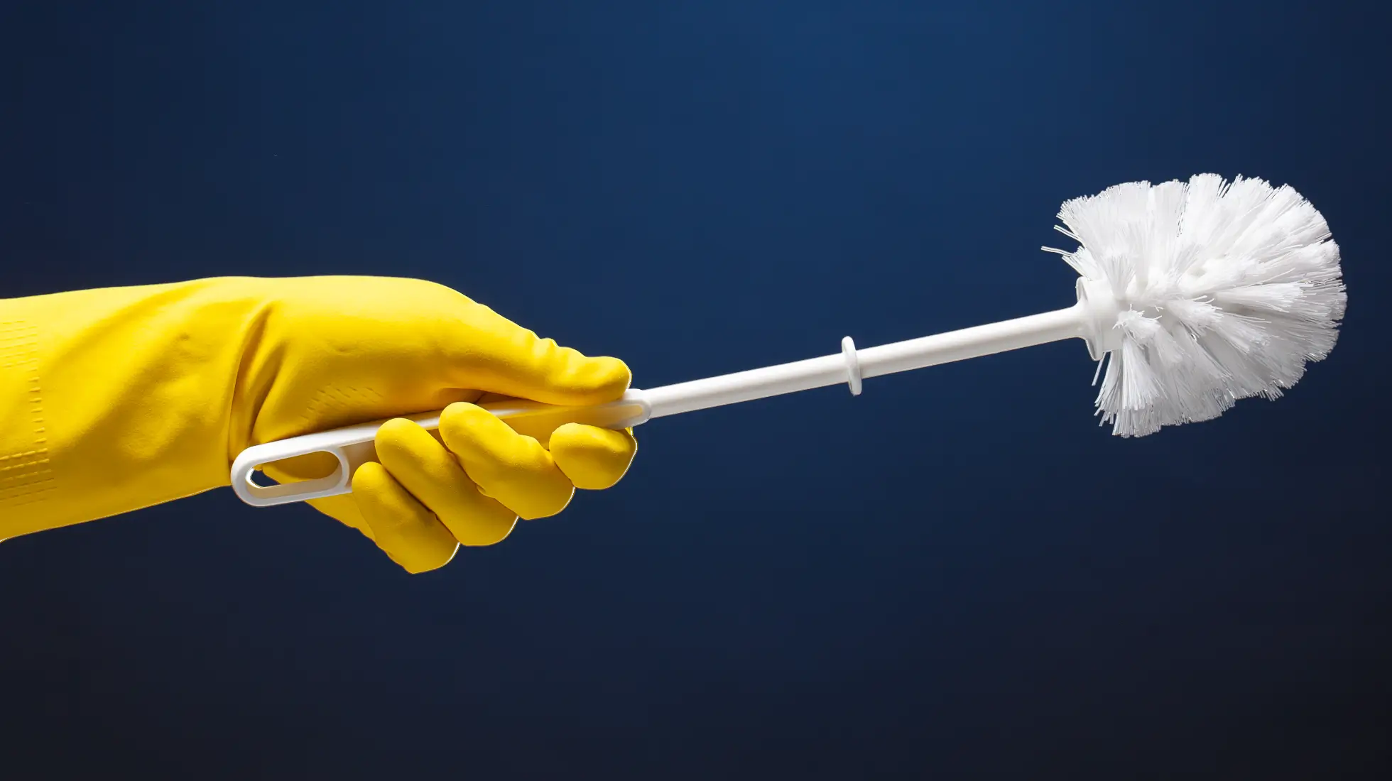 Weiße Toilettenbürste vor dunkelblauen Hintergrund