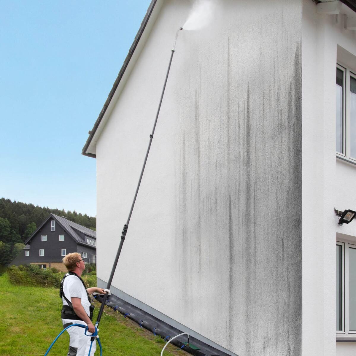 Fassadenreiniger beim reinigen einer Hausfassade