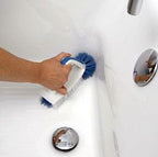 Unger Flachbürste reinigt Ecken in der Badewanne mit blauen Borsten