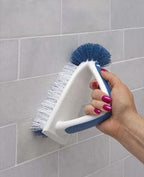 Unger robuste Flachbürste beim Reinigen von hellgrauen Wandfliesen