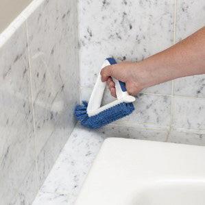 Eckreinigungsbürste von Unger im Einsatz auf Marmorfliesen für gründliche Fugen- und Eckenreinigung