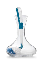 Unger Spülbürste Flex mit blauem Griff bei der Reinigung eines Dekanters