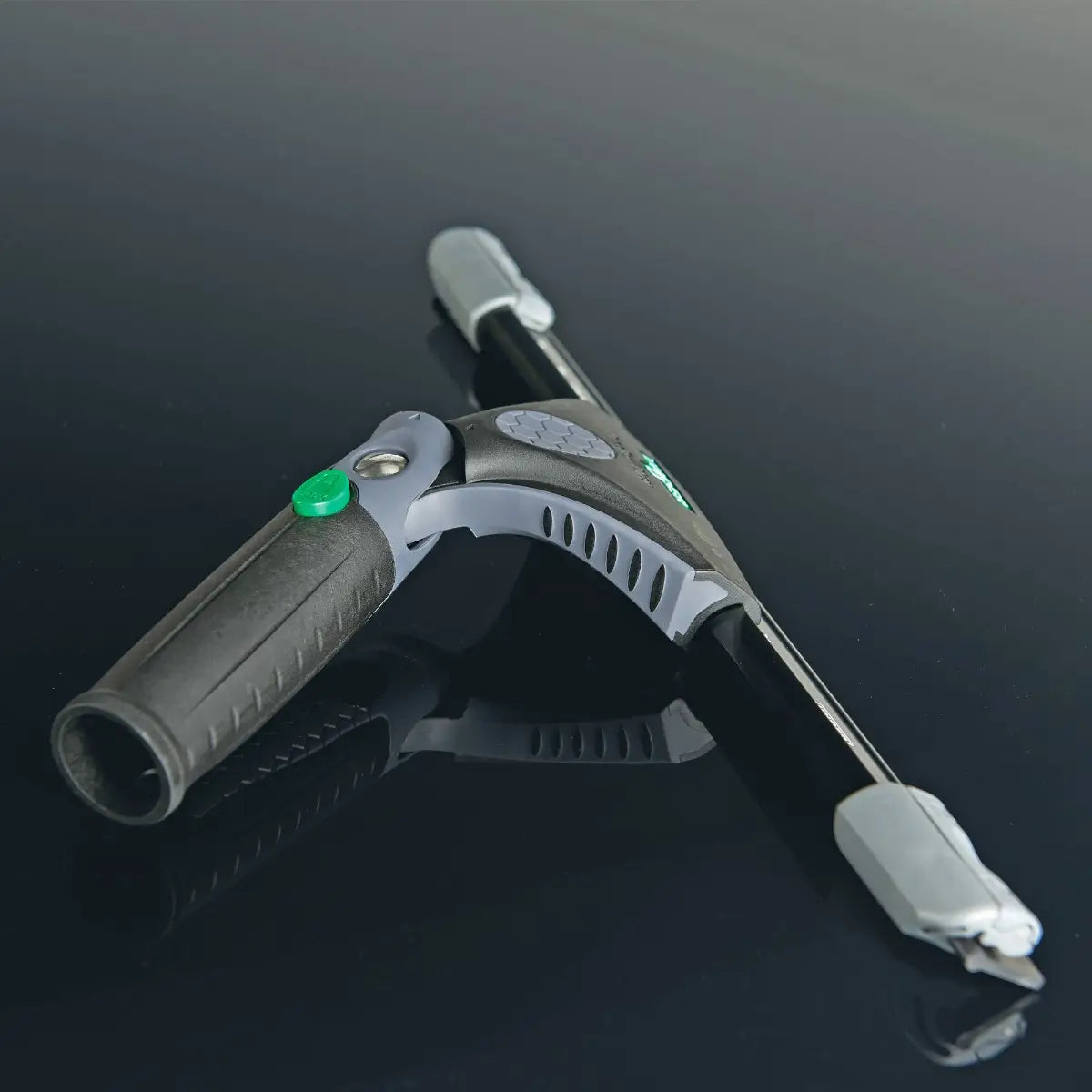 Unger ErgoTec Ninja Fensterwischer 40° EN mit ergonomischem Griff auf spiegelnd schwarzer Oberfläche