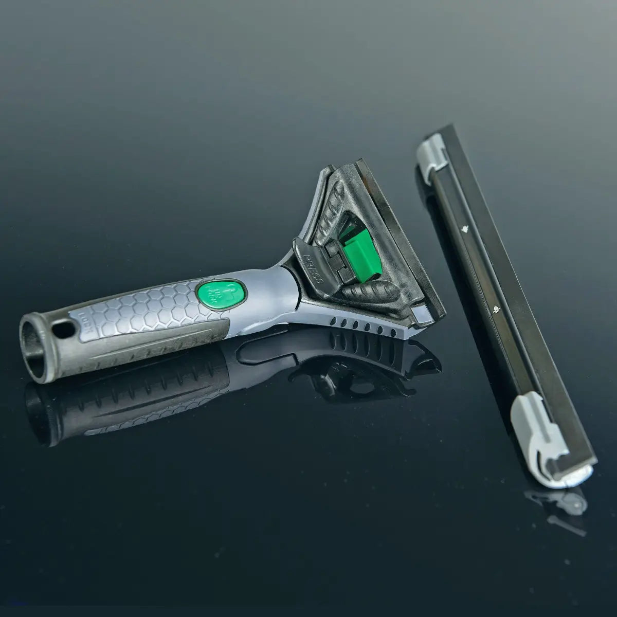 Unger ErgoTec Ninja Fensterwischer 40 Grad EN auseinandergebaut auf schwarzem Hintergrund mit Griff und Wischschiene separat