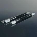 zwei schwarze Unger ErgoTec Ninja Wischerschienen mit grauen Endclips nebeneinander auf schwarzem Hintergrund