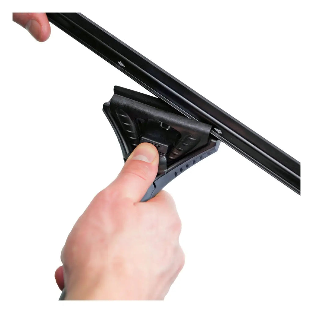 Hand drückt Entriegelungsmechanismus des Unger ErgoTec Ninja Fensterwischers zur Schienenverstellung