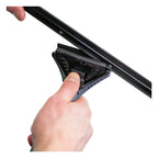 Hand drückt Entriegelungsmechanismus des Unger ErgoTec Ninja Fensterwischers zur Schienenverstellung