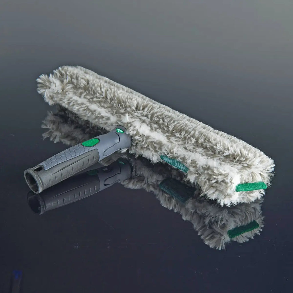 UNGER ErgoTec Ninja Einwascher mit ergonomischem Griff und grauem Mikrofaserbezug auf schwarzem, spiegelndem Untergrund