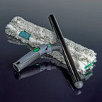 UNGER ErgoTec Ninja Einwascher mit Mikrofaserbezug und Teleskopstange auf spiegelndem schwarzen Untergrund