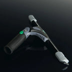 UNGER ErgoTec NINJA Fensterwischer mit ergonomischem Griff und Gummilippe auf schwarzem Hintergrund