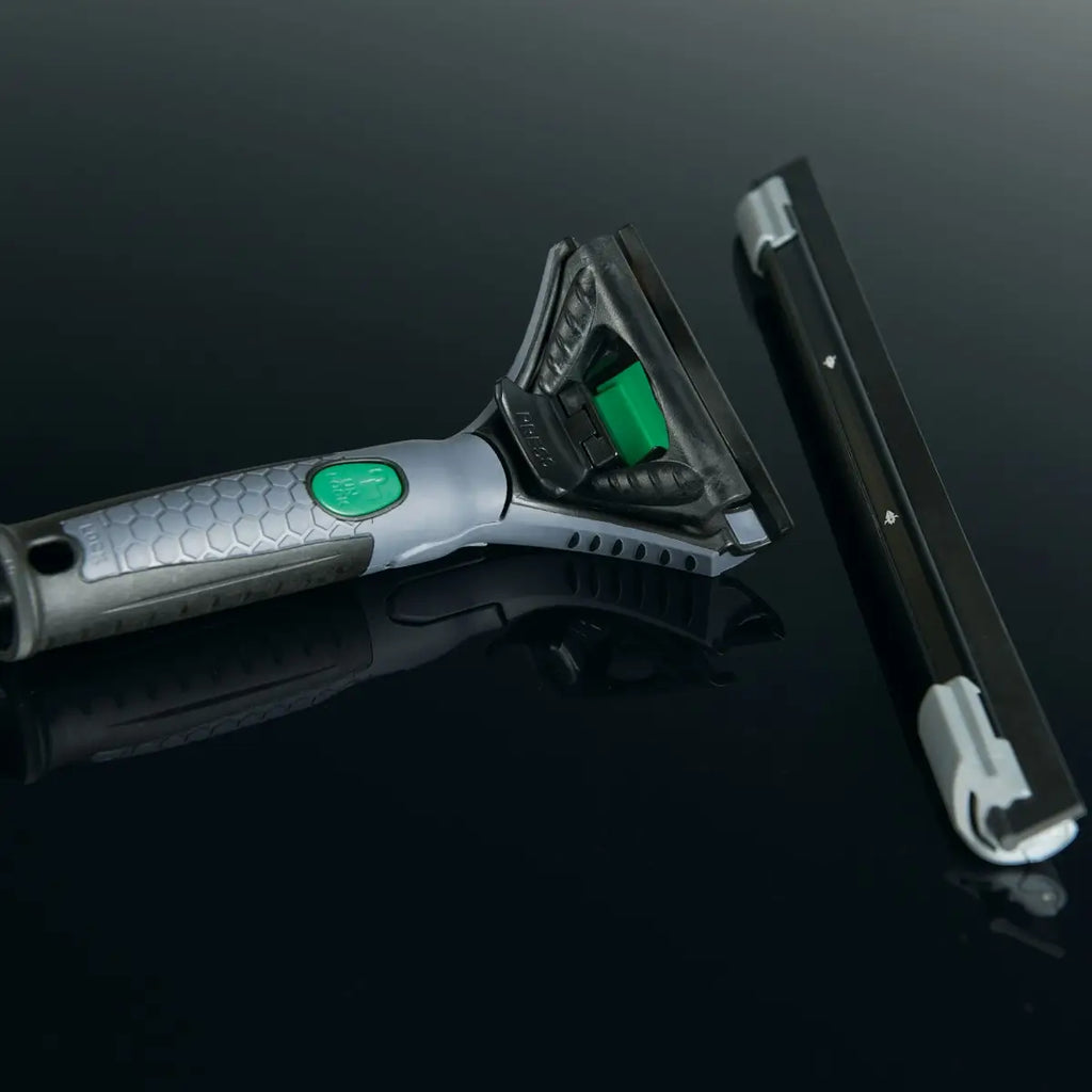 Unger ErgoTec Ninja Fensterwischer mit separatem Wischerschienenaufsatz auf schwarzem Hintergrund