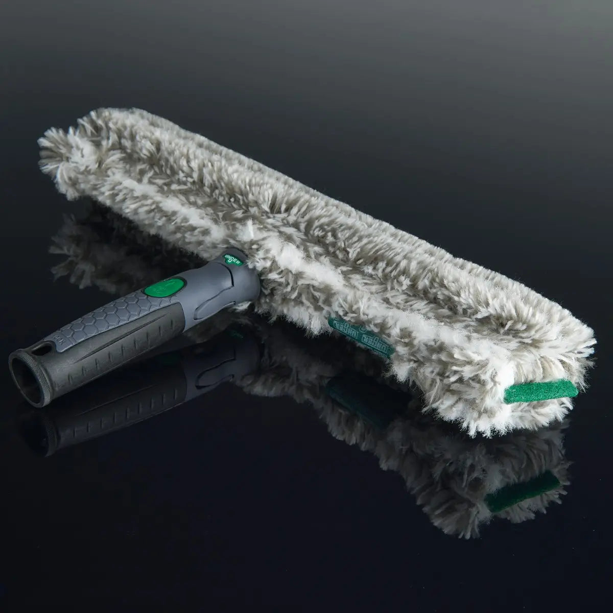 Unger ErgoTec Ninja Einwascher mit grauem Mikrofaserbezug auf spiegelndem schwarzem Hintergrund