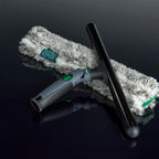 Unger ErgoTec Ninja Fensterreiniger mit Mikrofaser-Einwascher und Stange auf spiegelndem schwarzem Hintergrund