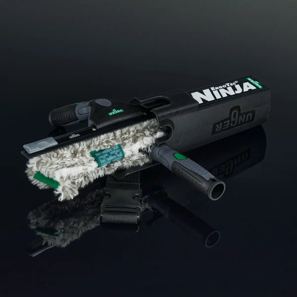 UNGER ErgoTec Ninja 4in1 Fensterputzset mit Zubehör in schwarzer Transportbox auf dunklem Hintergrund