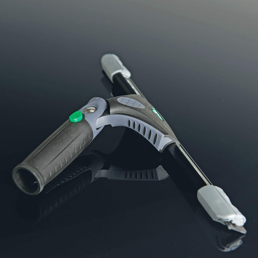 Unger ErgoTec Ninja Fensterwischer mit ergonomischem Griff auf schwarzem Untergrund – Teil des 6in1 Complete Kits AKN14