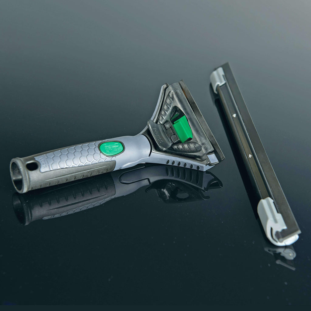 Zweiteilig zerlegter Unger ErgoTec Ninja Fensterwischer mit Griff und Schiene auf schwarzem Hintergrund – Bestandteil des 6in1 Complete Kits AKN14