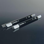 Zwei schwarze Schienen des Unger ErgoTec Ninja Fensterwischers mit grauen Endkappen, liegend auf schwarzem Hintergrund – Zubehör des 6in1 Complete Kits AKN14