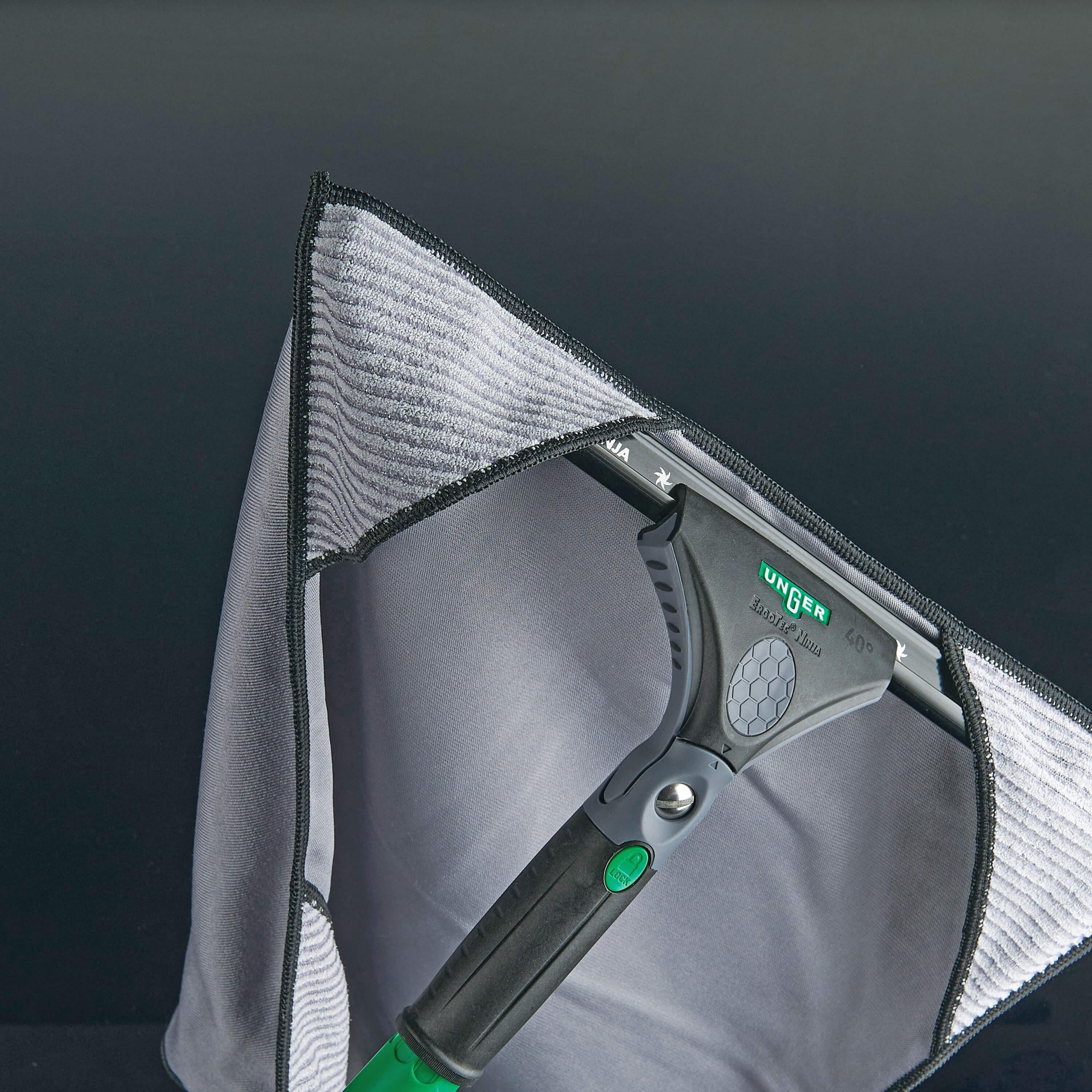 UNGER ErgoTec Ninja Fensterabzieher in Mikrofasertuch eingeschlagen – Zubehör des 6in1 Complete Kit AKN14 für professionelle Glasreinigung