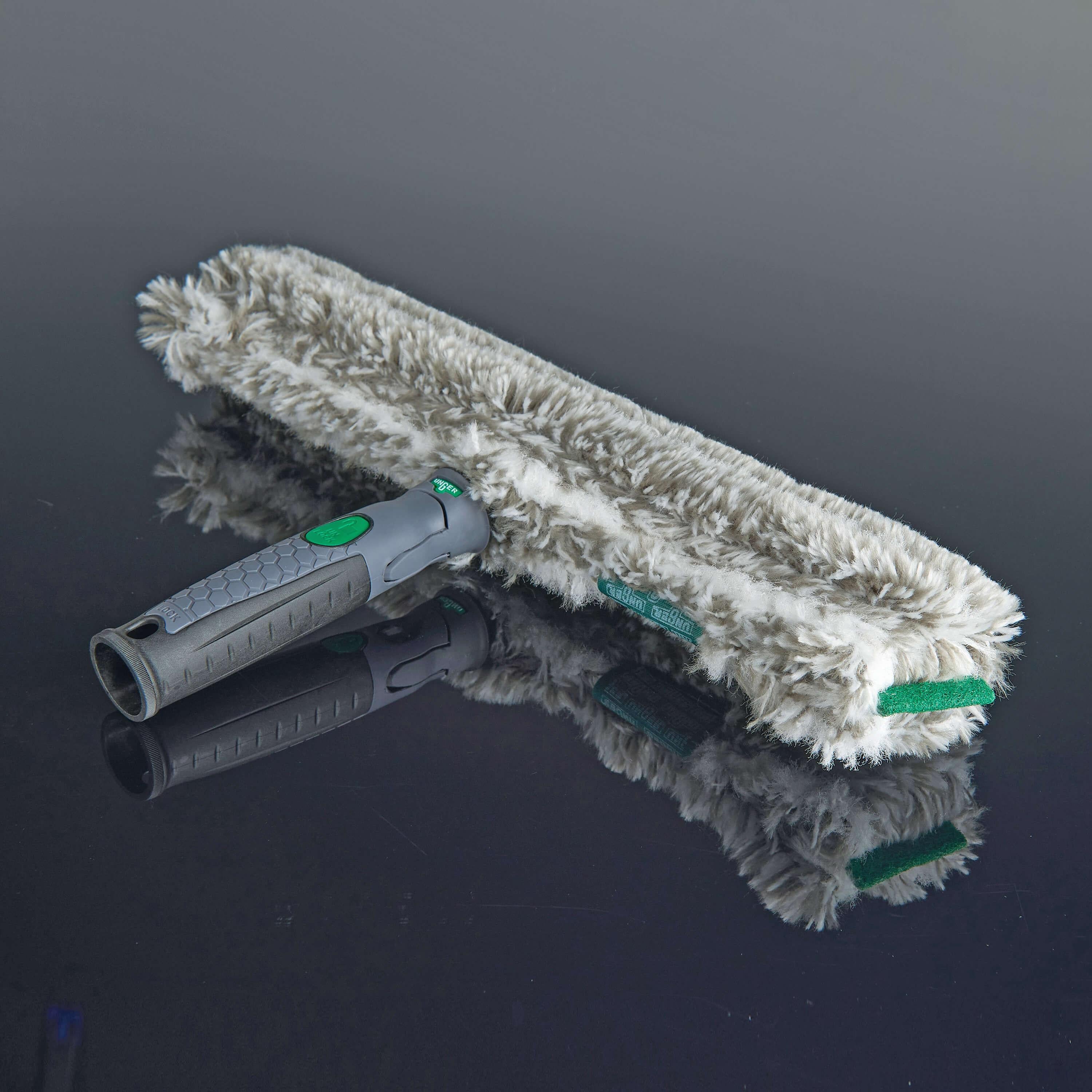 UNGER ErgoTec Ninja Einwascher aus dem 6in1 Complete Kit AKN14 auf spiegelndem, dunklem Untergrund