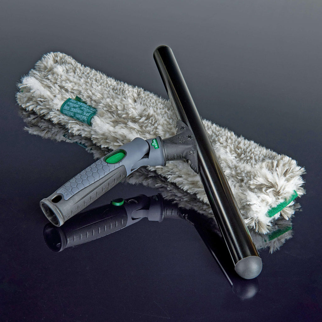 UNGER ErgoTec Ninja Einwascher und Fensterwischer aus dem 6in1 Complete Kit AKN14 auf schwarzem Untergrund liegend