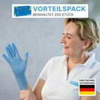 Eine frau in weißem hemd trägt einen blauen ARNOMED nitril-handschuh puderfrei aus latex