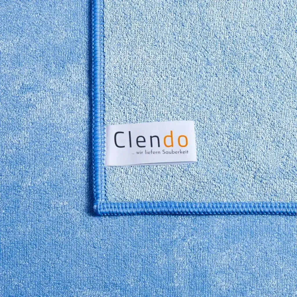 Ein softes, hellblaues mikrofasertuch von Clendo mit sauber genähter Kante und weißem Markenetikett