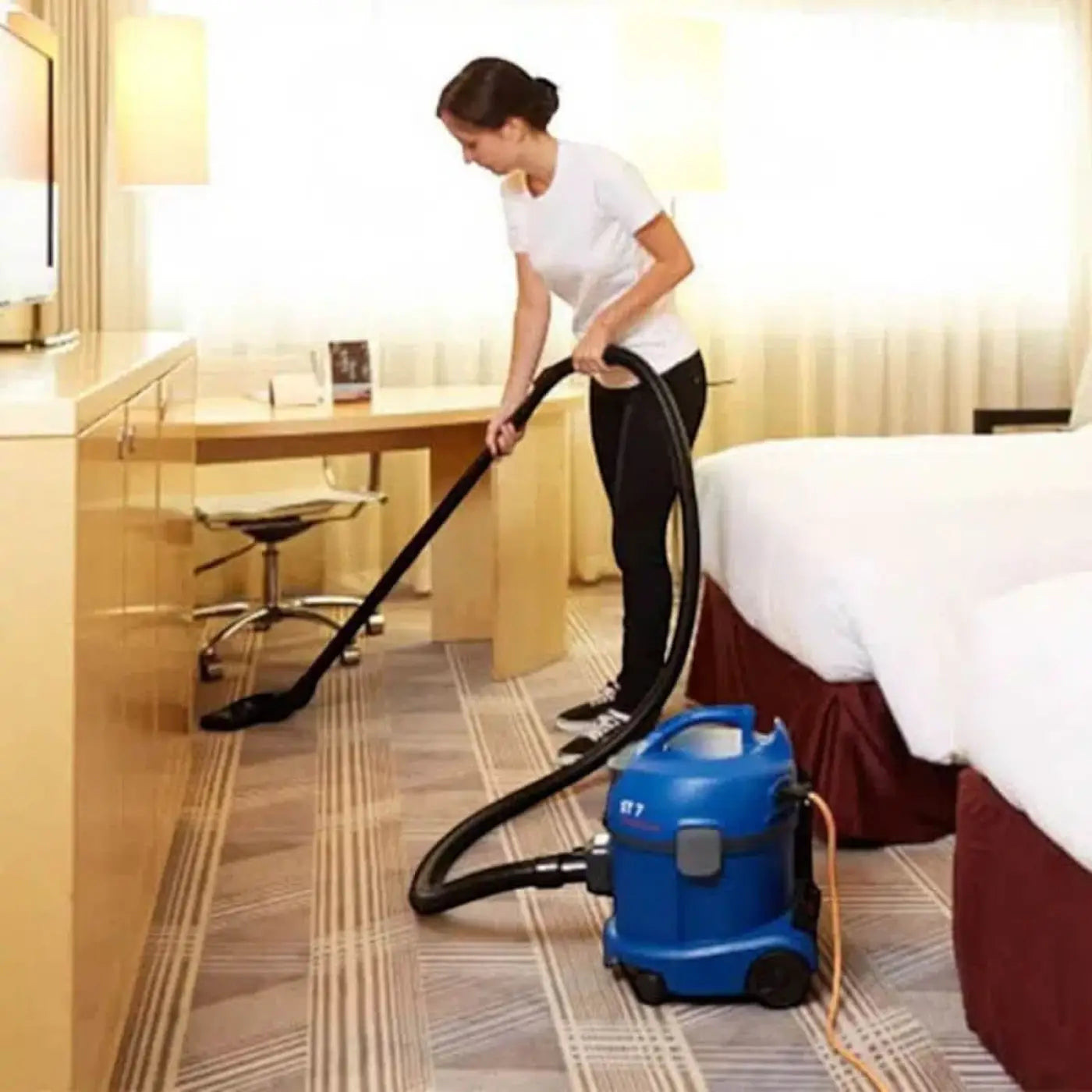 Blauer tragbarer columbus st7 staubsauger mit schwarzem schlauch und griff für vielseitige reinigung