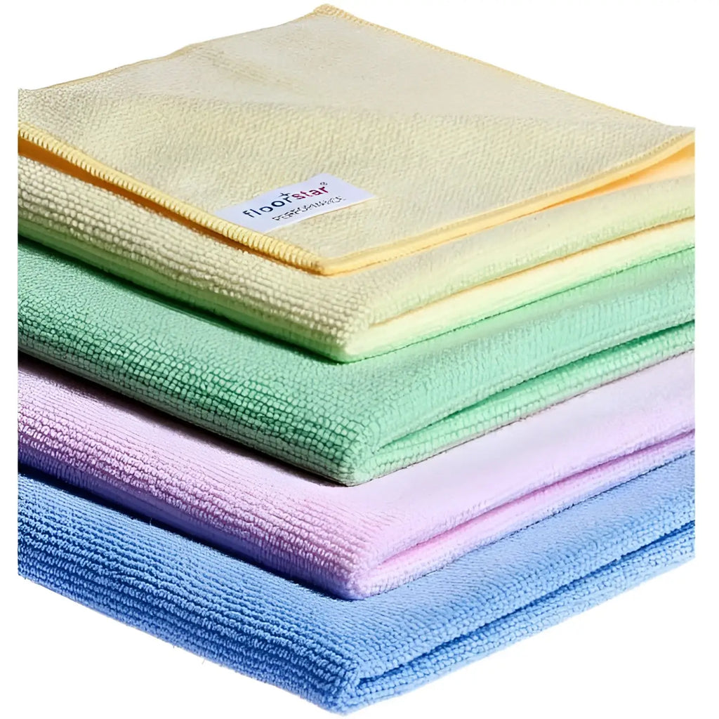 Stack aus vier weichen microfiber performance premiumtüchern in pastellgelb, grün, lavendel und blau von floorstar