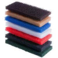 Stapel bunter abrasive handpads floorstar super handpads 11,5 x 25 cm in schwarz, beige, blau, weiß, rot, dunkelgrau und grün