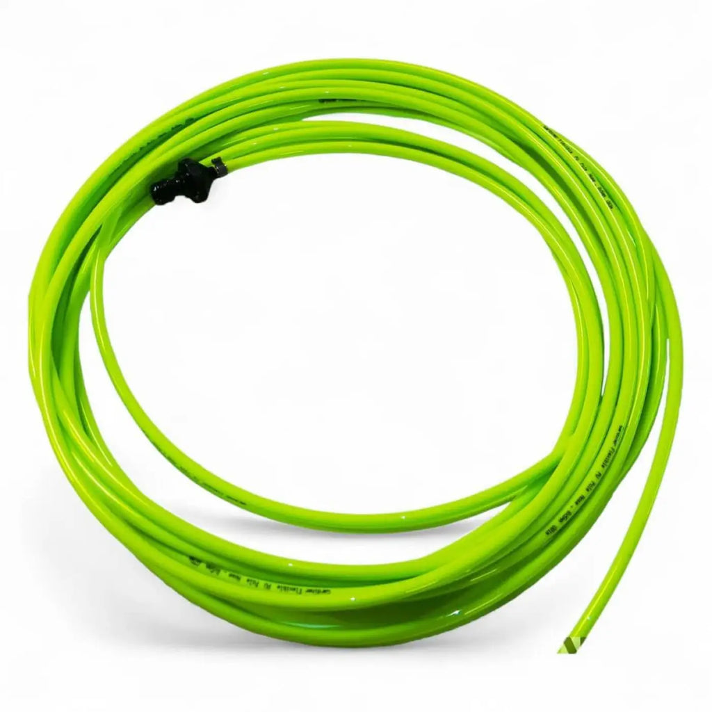 Helle neongrüne aufgerollte gartenschlauch mit schwarzem anschluss für gardiner modular steckstange 77 23,47 meter carbon profi steckstange