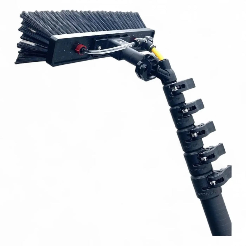 Black extendable window cleaning brush with sturdy carbon telescopic pole and dense bristles gardiner slx 25 7,64 meter