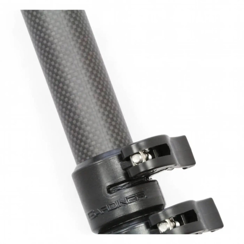Schwarzer carbonfaser fahrradsattelstütze mit matter oberfläche und gebrandeter klemmenmechanik gardiner super max 50 15 meter 3k carbon profi teleskopstange