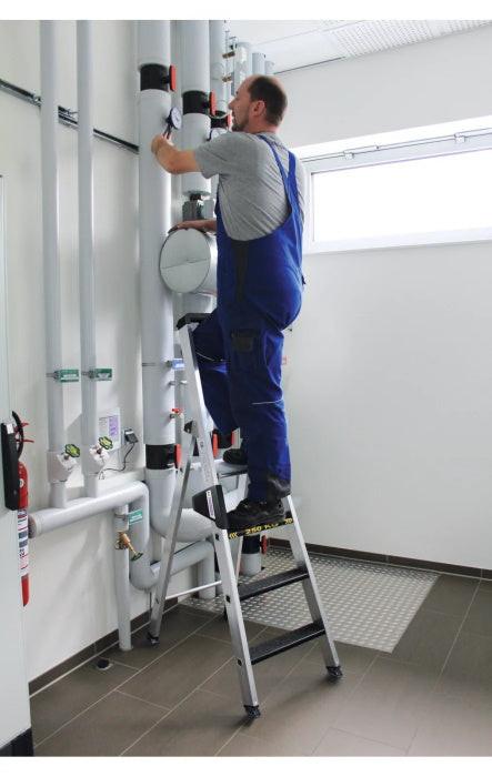 Munk Günzburger Steigtechnik Stufen-Stehleiter 250 kg einseitig begehbar mit clip-step R13