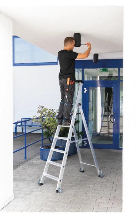 Günzburger Steigtechnik Stufen-Stehleiter einseitig begehbar mit Rollen