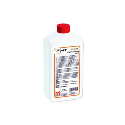 Weiße plastikflasche mit rotem verschluss und orangefarbenem etikett fleckenhaus aqua von miele fleckschutz aqua 1l