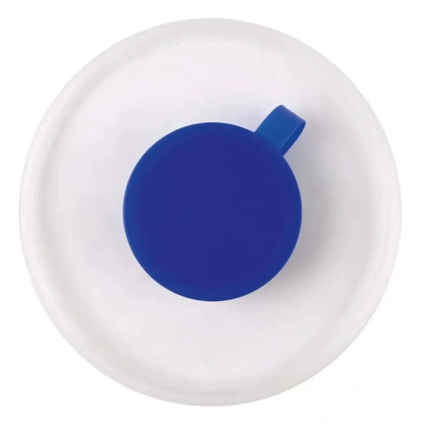 Ein lebhafter königsblauer silikonbecherdeckel mit passendem griff auf weißem keramiksaucer hygoclean hygowipe spenderdeckel mit farbsystem