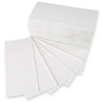 Ein stapel weißer hygoclean papierhandtücher aus 2-lagigem recyclingpapier mit glatter oberfläche und sauberen kanten