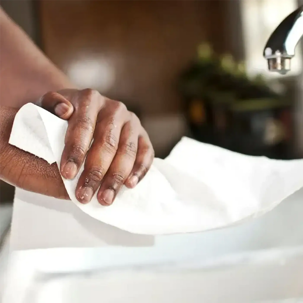 Weißes hygoclean papierhandtuch 2-lagig aus fsc-recyclingpapier in hand gehalten mit vzz-falzung 23x21 cm