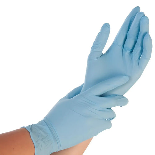 Hand mit hellblauen hygienster safe premium nitril handschuhen blau für medizinischen einsatz