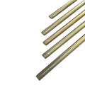 Fünf goldfarbene metallische zylindrische strohhalme aus messing mit maykler products gravur für den täglichen gebrauch
