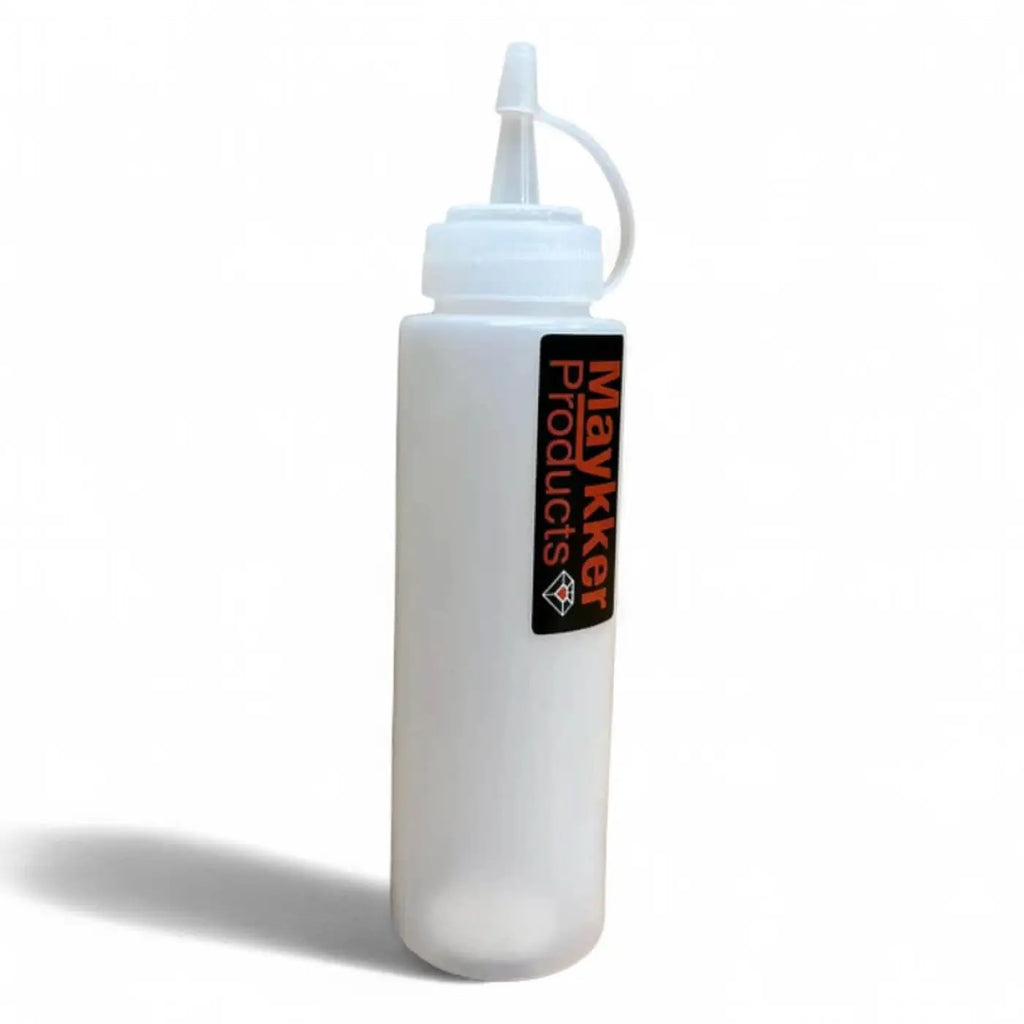 Weiße plastik-squeeze-flasche mit weißem deckel und düse, orange-schwarzes maykkr products etikett, refill smartbottle